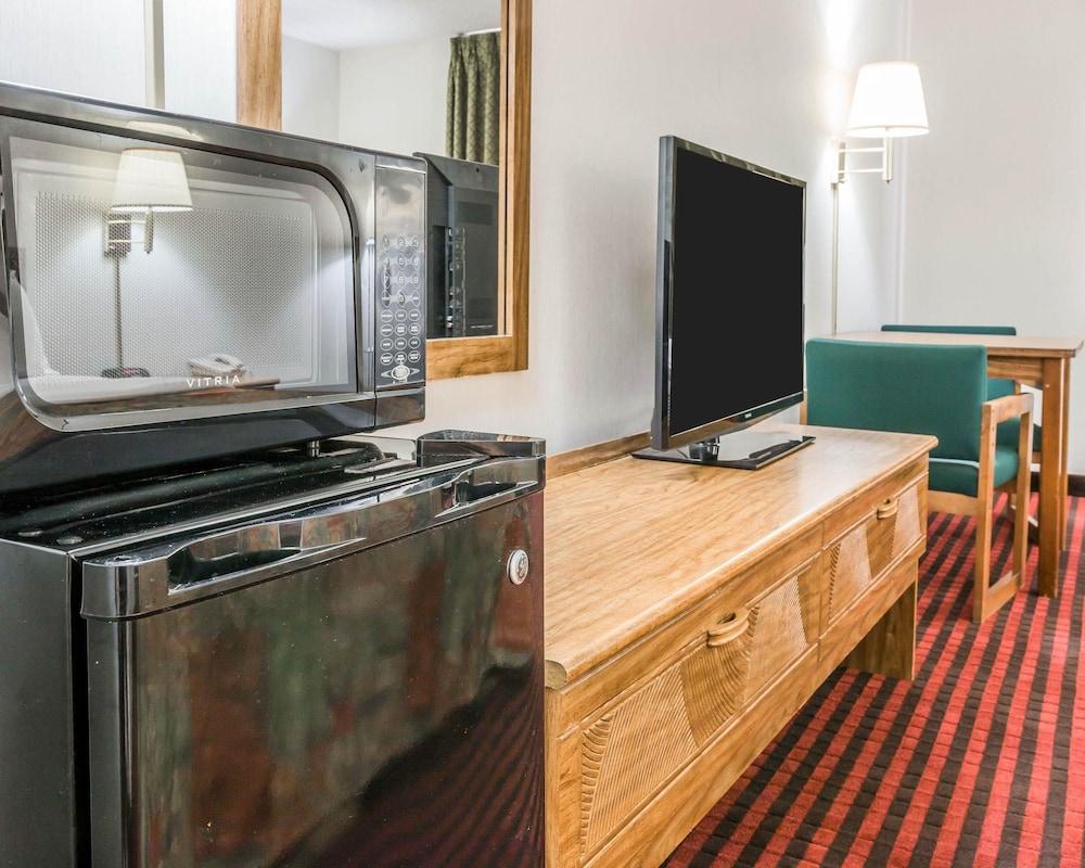 Rodeway Inn Coopersville Esterno foto